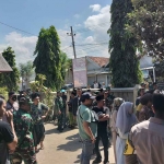 Warga yang memprotes pembentukan panitia PAW Kepala Desa Batah Barat, Kecamatan Kwanyar, Bangkalan.
