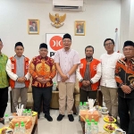 Bacabup Asluchul Alif (empat dari kanan) ketika bertemu jajaran pengurus DPW Jatim dan DPD PKS Gresik. Foto: Ist.