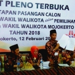 Ketua KPU Kota Mojokerto Saiful Amin ketika menggelar sidang pleno penetapan bakal calon Walikota dan Wakil Walikota Mojokerto. Foto: YUDI EP/BANGSAONLINE