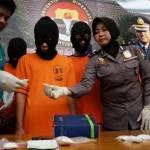 Tersangka pengedar pil koplo beserta barang bukti. foto: rony suhartomo/BANGSAONLINE