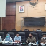 Suasana hearing Komisi B dengan MKDTI dan PT SGS di Gedung DPRD Jombang. (foto: AAN AMRULLOH/ BANGSAONLINE)