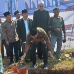 Pj. Gubernur Jawa Timur Adhy Karyono saat melakukan peletakan batu pertama pembangunan gedung auditorium, gedung perkuliahan, dan asrama putih Universitas KH. Abdul Chalim.