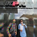 Aktivis Portal, Rahmat dan Hanan, saat mendatangi kantor KPK.