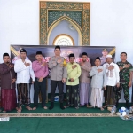 Kapolres Situbondo, AKBP Rezi Dharmawan, saat foto bersama tokoh Besuki