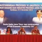 MUPROV. Djatmiko Bris Witjaksono (dua dari kanan) saat menjadi pembicara seminar pada Musyawarah Provinsi VI Kadin (Kamar Dagang dan Industri) Jawa Timur bertema ‘Dunia Usaha Jatim Siap Melaksanakan ASEAN Economic Community (AEC) 2015’ di Hotel Sheraton Surabaya. foto : nisa/bangsaonline