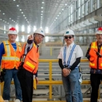 Presdir PTFI, Tony Wenas (dua dari kanan) mengunjungi area refinery yang tengah proses commissioning mesin persiapan anoda. Foto: Ist.