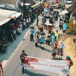 Peserta karnaval dari Kantor Imigrasi Kediri saat ikut menyusuri jalan di Desa Grogol. Foto: Ist