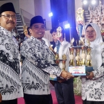 Wali Kota Pasuruan Saifullah Yusuf (kiri) bersama Wakil Wali Kota Adi Wibowo saat menyerahkan trofi kepada guru pemenang lomba.