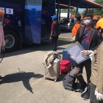 Kelima mahasiswa Pamekasan yang baru tiba di Terminal Ronggosukowati langsung dilakukan pemeriksaan dan pendataan sesuai protap Covid-19.