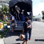 Rasinah Binti Launma saat mencoba turun dari truk TNI.