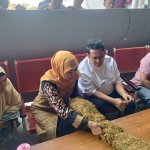 Khofifah Indar Parawansa bersama Haji Her dan Ibunda saat mengunjungi gudang P4TM di Pamekasan.