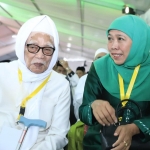 Gubernur Jatim Khofifah bersama KH Anwar Manshur saat menghadiri Munas dan Konbes NU.