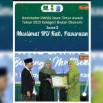 Gubernur Khofifah saat memberi penghargaan kepada Ketua PC Muslimat NU Kabupaten Pasuruan, Ning Fitri.