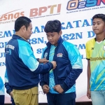 Bupati Yuhronur Efendi memakaikan jaket kepada atlet yang akan mengikuti Kejurprov Jatim tingkat SD dan SMP.