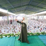 Khofifah Indar Parawansa bersama 12.000 Jamaah Ikatan Haji Muslimat NU Bojonegoro.
