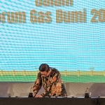 Dirut PG Dwi Satriyo Annurogo (tengah) saat menandatangani perjanjian jual beli gas dengan Kangean Energy Indonesia pada Forum Gas Bumi 2024 di Bandung.