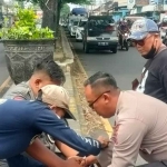 Petugas saat mengamankan ODGJ di Jalan Malang-Surabaya.