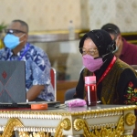 Wali Kota Surabaya Tri Rismaharini bersama jajarannya mengikuti rapat koordinasi dengan Mendagri Muhammad Tito Karnavian, Jumat (05/06). 