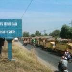 PROTES - Puluhan truk tebu berderet berjajar di tepi Jl Raya Gedeg seputar PG Gempolkrep Mojokerto, Senin (15/9/2014). foto : ahmad gunadhi/BangsaOnline