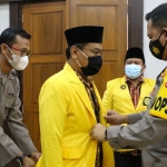 Pengukuhan pengurus Da’i Kamtibmas Polres Jombang ditandai dengan penyematan jas warna kuning oleh Kapolres Jombang AKBP Agung Setyo Nugroho.