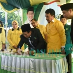 Penandatanganan kerja sama antara DPD Golkar Jombang dengan DPC PKB Jombang di graha Gus Dur, Minggu (8/10/2017). foto: ROMZA/ BANGSAONLINE