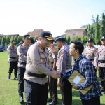 Pemberian penghargaan oleh Kapolres Madiun kepada anggota dan warga yang berprestasi.