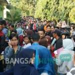 Ratusan warga yang berebut nomor antrean di depan kantor Dispendukcapil Jombang.
foto: RONY S/ BANGSAONLINE