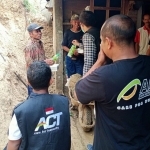 Tim ACT-MRI Kediri saat terjun di daerah bencana di Kabupaten Trenggalek. Foto: Ist