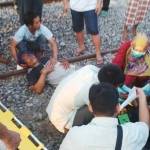 NYARIS: Korban saat hendak dievakuasi ke Rumah Sakit usai disambar KA. foto: haris/BANGSAONLINE