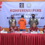 Kakanwil Kemenkumham Jatim, Imam Jauhari bersama Kepala Imigrasi Tanjung Perak, Verico Sandi dalam jumpa pers, Jumat (7/7/2023).