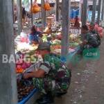 PANTAU: Babinsa Koramil Pangkur saat cek harga di Pasar Pilang Desa Ngompro.