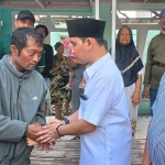 Gus Barra saat memberikan bantuan kepada korban rumah kebakaran.