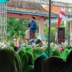 Kades Kandangan Fenta Aquarista memberikan sambutan dalam acara Silaturrahim Kubro Muslimat NU se-Kecamatan Cerme. Foto: Ist.