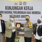 Kapolres Gresik AKBP Arief Fitrianto saat menerima penghargaan dari Ketua KPAI Arist Merdeka Sirait. foto: ist.