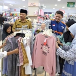 Sejumlah anak yatim saat diajak berbelanja baju baru ke sebuah pusat perbelanjaan di Kota Kediri. Foto: Ist