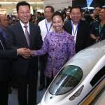 Menteri BUMN Rini Soemarno saat meresmikan kereta api cepat Jakarta-Bandung.