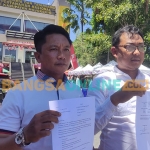 Candra dan rekan saat membeberkan surat protes ke kantor ATR BPN Kabupaten Mojokerto. Foto: YUDI EKO PURNOMO/BANGSAONLINE