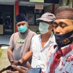 H. Musawwir (kanan), Ketua Fraksi Keadilan Hati Nurani saat memberikan keterangan pers di Mapolres Bangkalan.