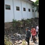 Kondisi bangunan SDN Banaran Kulon III menggantung akibat erosi oleh sungai Dawuhan. (Soewandito/BangsaOnline.com)