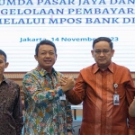 Plt Direktur Utama Bank DKI, Amirul Wicaksono, dan Direktur Utama Perumda Pasar Jaya, Agus Himawan.

