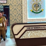 Kepala BPKPD Kabupaten Pasuruan Ahmad Khasani saat berada di Kantor Kejari Bangil.