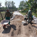 Satgas TMMD di Desa Gunungsari Ngawi mengebut pengerjaan pavingisasi dan pelebaran jalan desa.