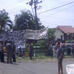 Ricuh pemilihan kepala desa (Pilkades) di Desa Klantingsari, semakin memanas. Massa pendukung calon Kades Suherno Widiyanto menggelar aksi di kantor desa, Senin (26/3).