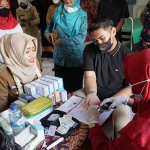 Bupati Mojokerto, Ikfina Fahmawati, saat meninjau Gebyar Pos Binaan Terpadu (Posbindu) Penyakit Tidak Menular (PTM) dan Vaksinasi Covid-19.