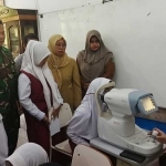 Satgas TMMD dan RSMM Jatim melakukan pemeriksaan mata bagi siswa SDN Penambangan, Senin (27/5/2024). Foto: Ist.