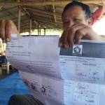 TUNJUKKAN: Ketua PAC Partai Gerindra Kecamatan Pesantren, Hartono, saat menunjukkan surat mosi tidak percaya kepada Ketua DPC mereka. foto: arif kurniawan/BANGSAONLINE