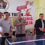 Turnamen Tenis Meja yang diselenggarakan oleh PWI Tuban, dalam rangka memeriahkan Hari Ulang Tahun Republik Indonesia dan memperingati Hari Olahraga Nasional (Haornas) di halaman Sekretariat PWI setempat, Jumat (9/9/2022).