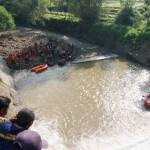 SISIR: Tim basarnas saat menelusuri sungai untuk mencari jasad Nugroho. foto: rony suhartomo/ BANGSAONLINE