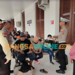 Personel Polres Kediri Kota bersama petugas Keamanan Stasiun saat menyampaikan imbauan pada Penumpang KA arus balik di Stasiun Kediri. Foto: MUJI HARJITA/ BANGSAONLINE