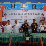 Kepala Dinas Pendidikan Kabupaten Kediri, M. Muhsin (nomor 3 dari kiri), dan Kasi Intelijen Kejari Kabupaten Kediri, Roni, bersama Tim JMS. Foto: Ist